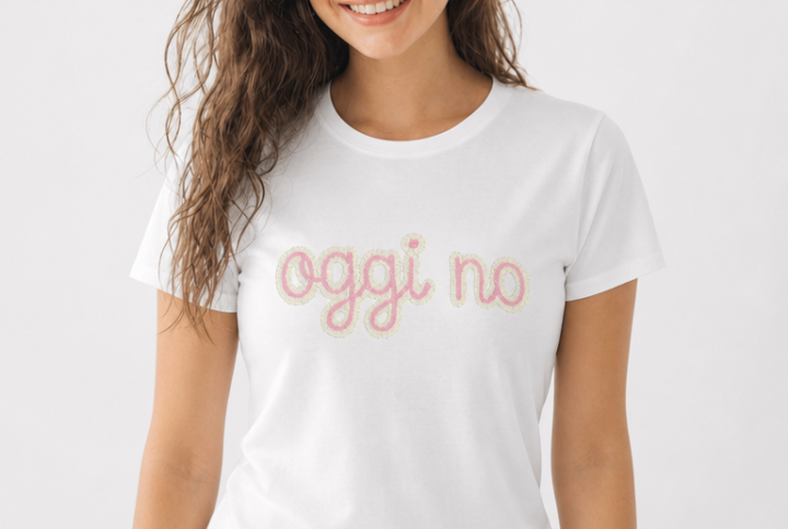 T-Shirt con Scritta in Rilievo