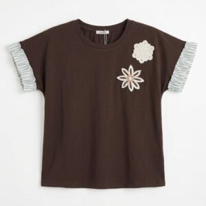 T-shirt marrone con applicazioni floreali e maniche a contrasto