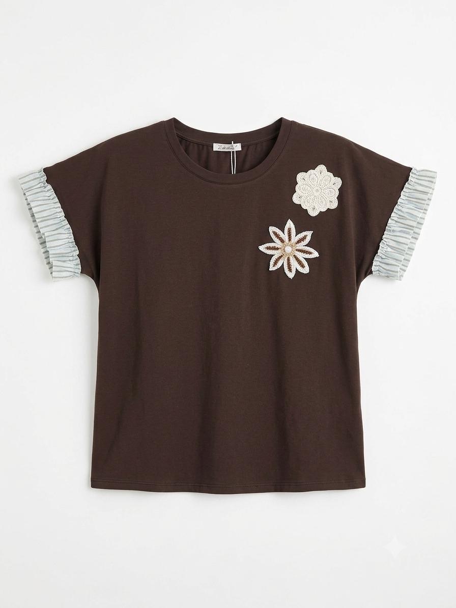 T-shirt marrone con applicazioni floreali e maniche a contrasto