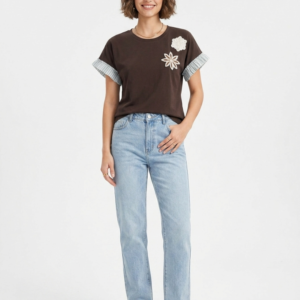 T-shirt marrone con applicazioni floreali e maniche a contrasto