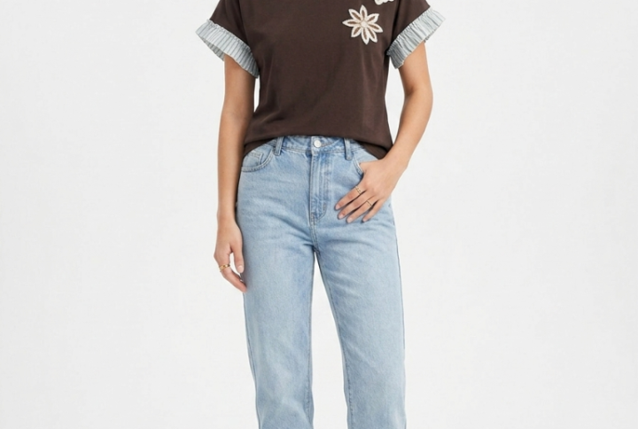 T-shirt marrone con applicazioni floreali e maniche a contrasto