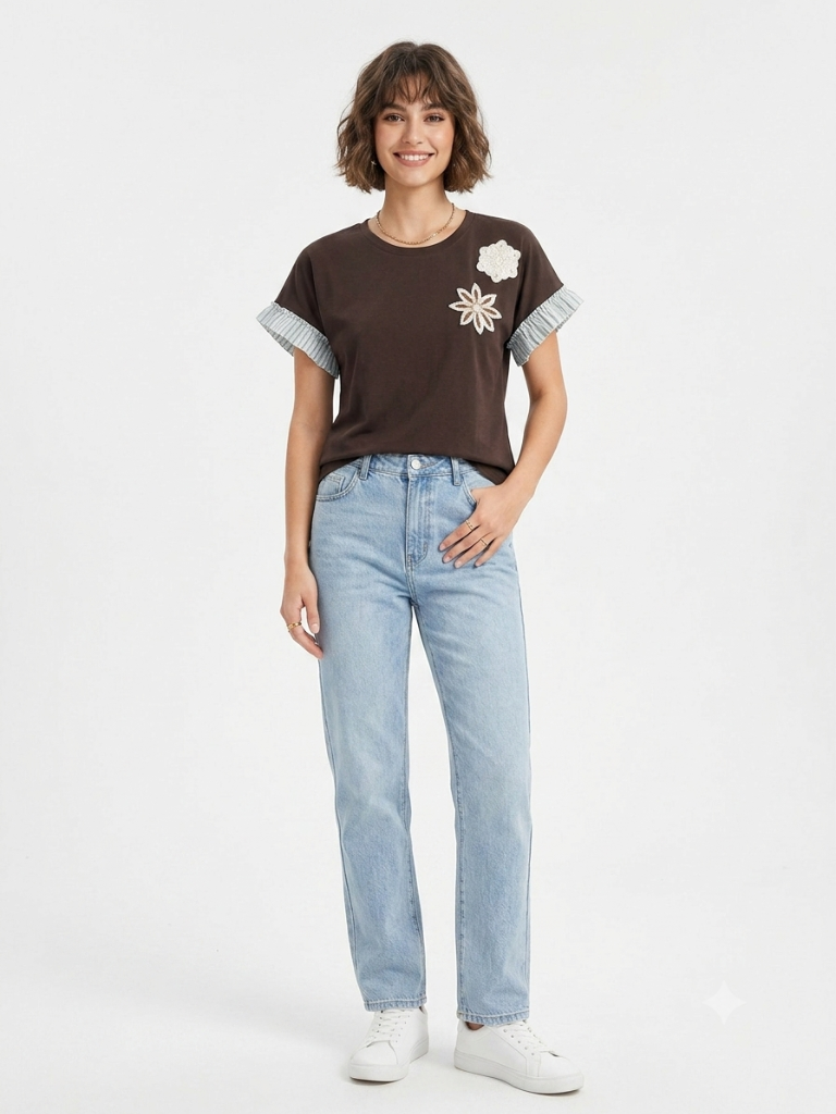 T-shirt marrone con applicazioni floreali e maniche a contrasto