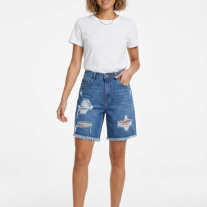 Pantaloncino in denim con strappi e fondo sfrangiato